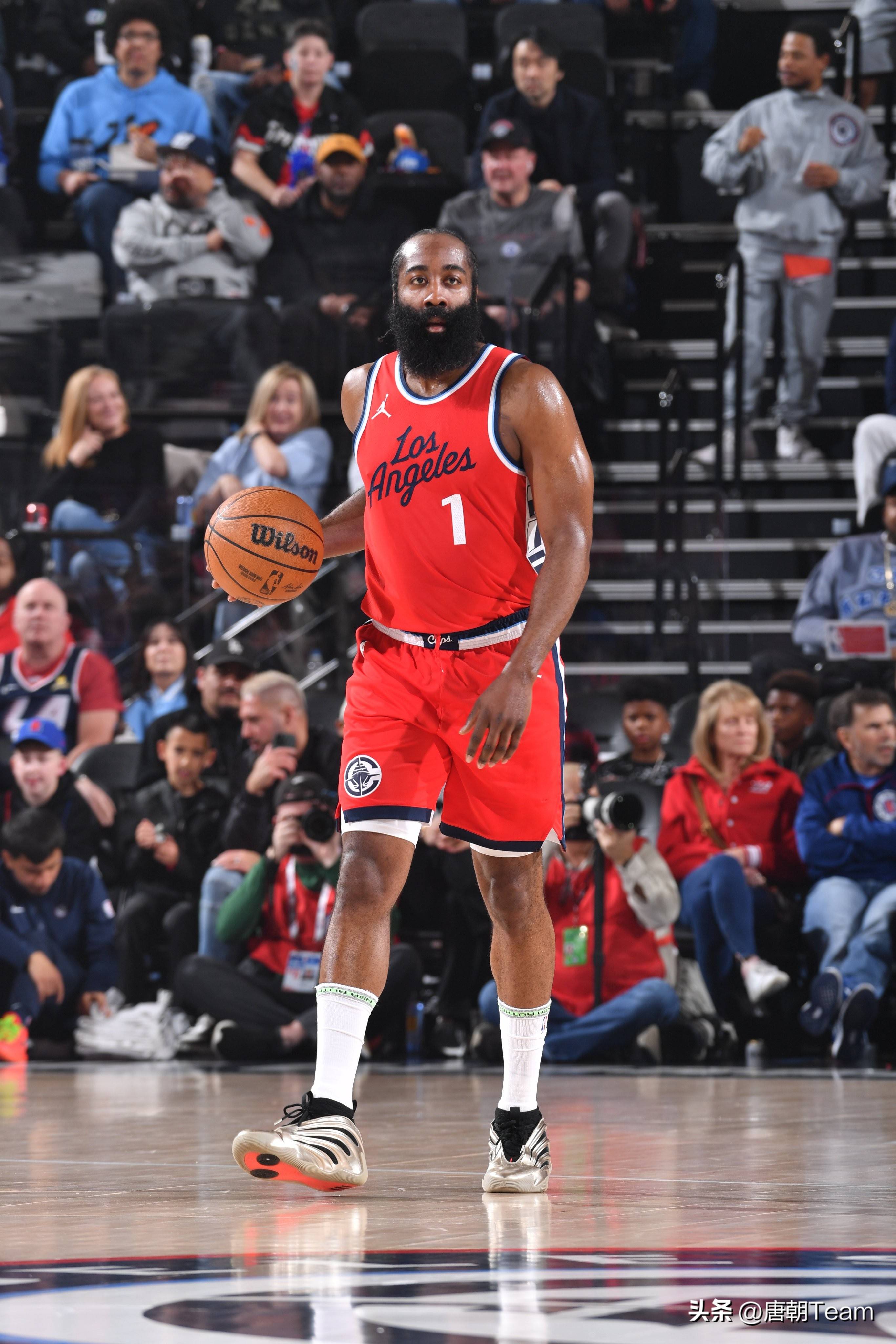 意甲半场：杜维卡斯建功，科莫暂1-0萨索洛（半场战报：杜维卡斯破门，科莫暂以1-0领先萨索洛）