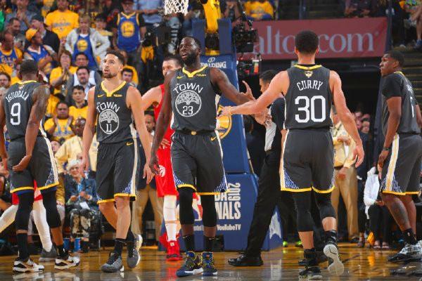 篮球勇士迎来五连胜，状态全面回暖（勇士豪取五连胜，状态强势回升）