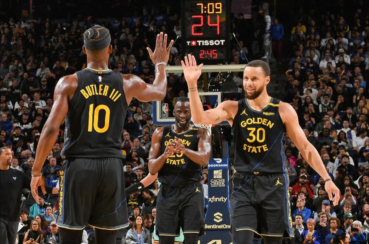 海港夺冠历程：上半程排第4，对BIG4仅取1分；下半程11胜2平2负（海港封王轨迹：半程居第4对BIG4仅得1分，下半程11胜2平2负）