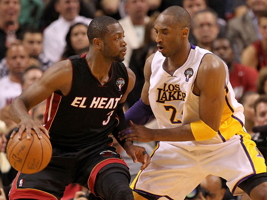 狂轰33+10+10，新星爆发创纪录，他能否拯救球队和主帅？（33+10+10里程碑之夜：新星大爆发，他能带队与主帅脱困吗？）