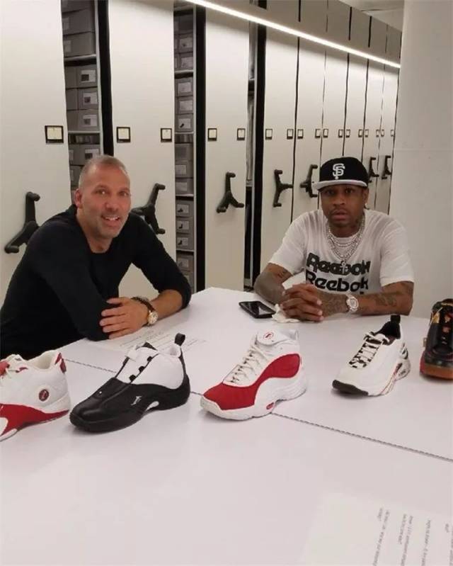 男篮启程回国！球员情绪低沉，北京3将洽谈，明日开启俱乐部杯！（男篮踏上归程，队员情绪低落，北京三将洽谈在即，俱乐部杯明日打响）