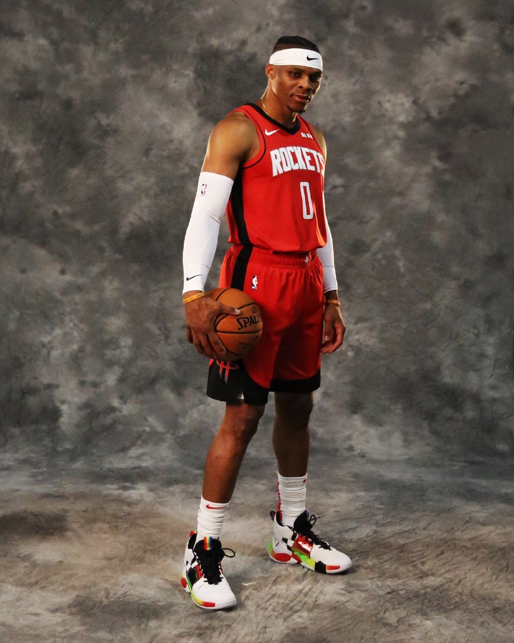 卢卡浓眉大交易后，湖人35胜17负&独行侠仅18胜33负（卢卡-浓眉重磅交易后：湖人35胜17负，独行侠仅18胜33负）