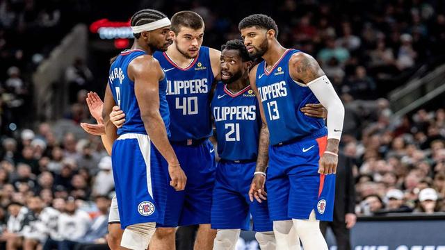 足坛一夜动态：AC米兰大逆转登顶意甲第1，B费创纪录曼联复仇狼队（今晨足坛快讯：AC米兰逆转登顶意甲榜首，B费破纪录助曼联复仇狼队）