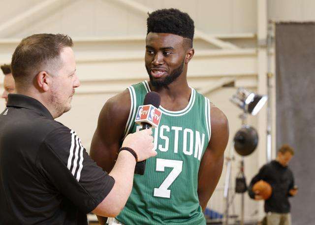 状态火热！乔治半场13中8得到27分3篮板4助攻（手感爆棚！乔治半场13投8中砍下27分3板4助）